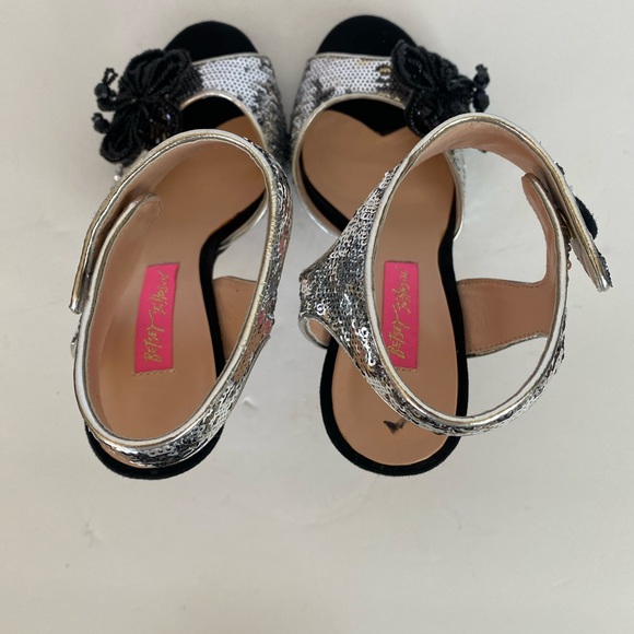 Betsey Johnson Vero Cuoio Glitzy Sequin Floral Sandals Heels -Size 6 - Picture 4 of 10